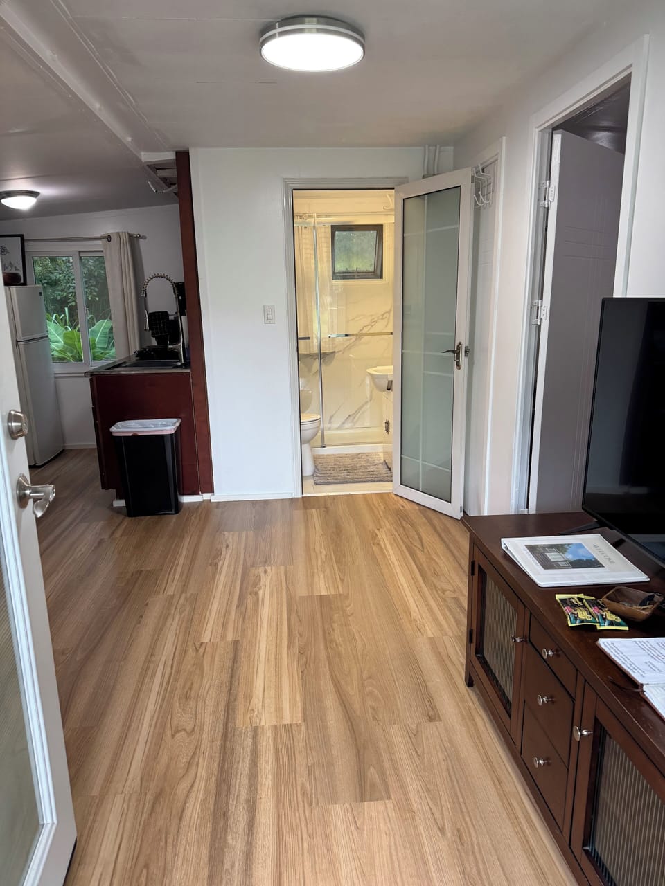 Entrance:Living room on the left, bedroom w/ queen bed and bunk bed on the right