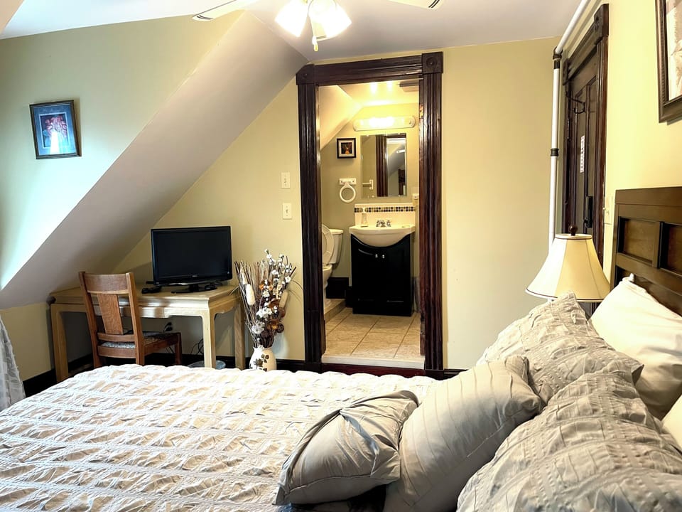 Room 8 Stevenson | Individually decorated, individually furnished, laptop workspace