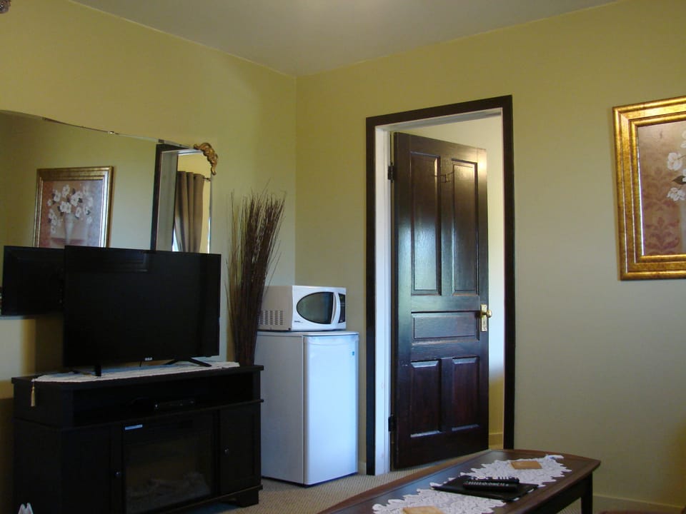 Room 12 Maben | Living area | 30-cm Smart TV with digital channels, TV, books
