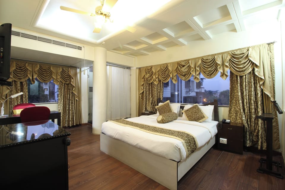 Deluxe Room | Premium bedding, in-room safe, desk, soundproofing