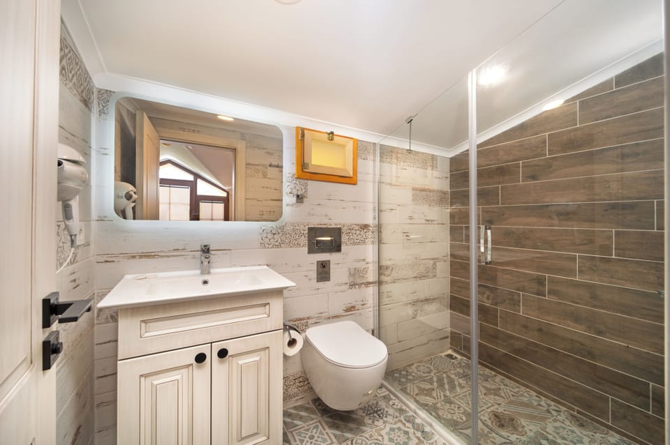 Shower, rainfall showerhead, free toiletries, hair dryer