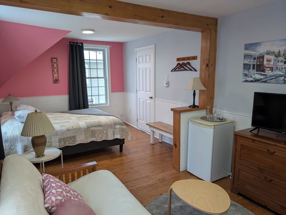 Deluxe Room | Living area | 20-inch LED TV with cable channels, TV