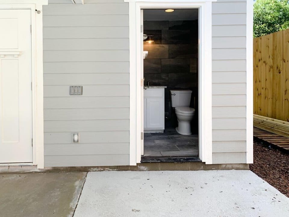 Pool house half bath for pool 1