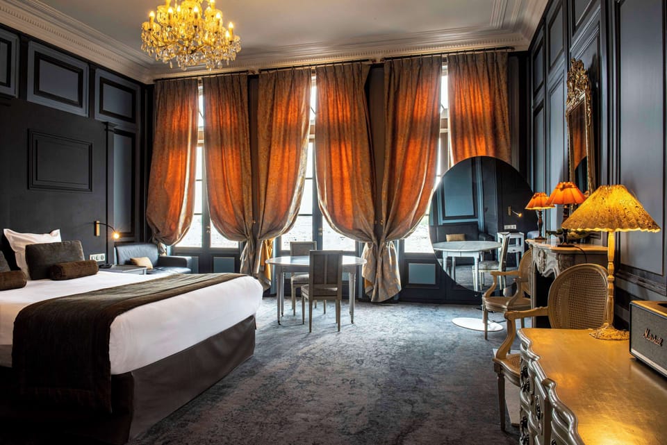 Suite, 1 Queen Bed, Non Smoking, Jetted Tub (Larger Room;with Sofabed) | Minibar, in-room safe, individually decorated, individually furnished