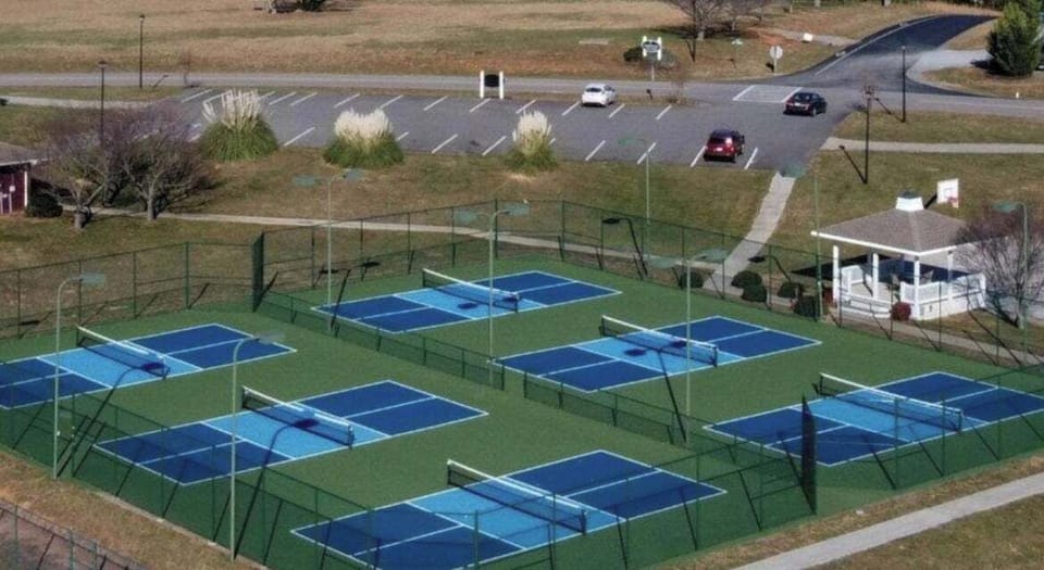 Tennis / Pickleball Courts