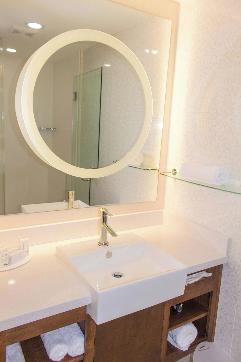 Combined shower/tub, hair dryer, towels