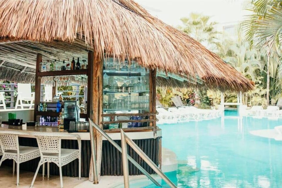 swim up bar