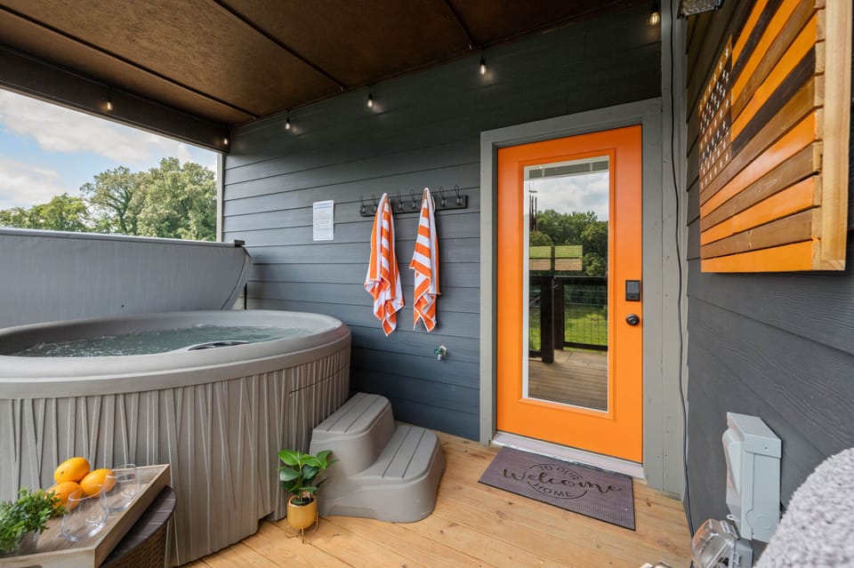 4-person hot tub | Covered | Cafe lights
