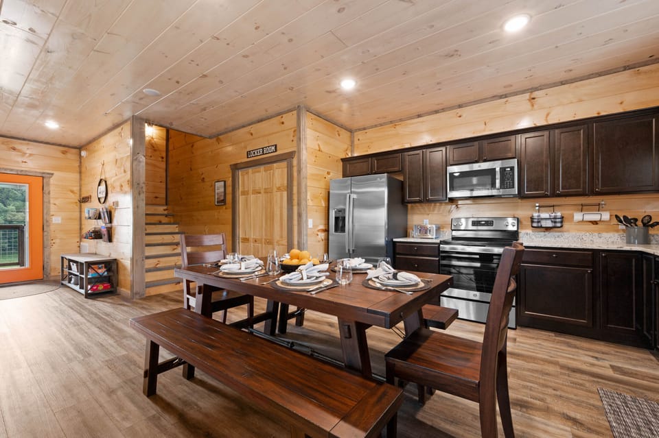 Large open concept floor plan | stainless steel appliances | full laundry