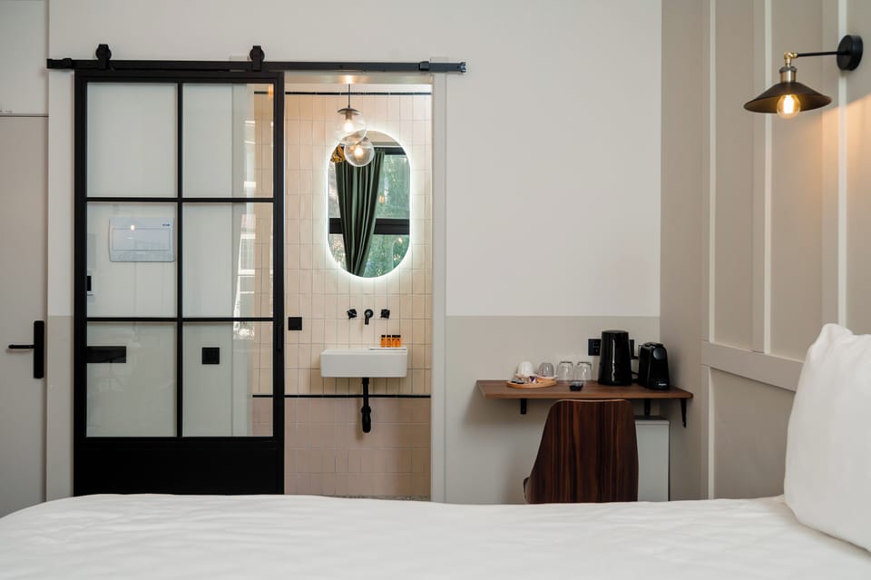 Large Room | Bathroom | Shower, free toiletries, hair dryer, towels