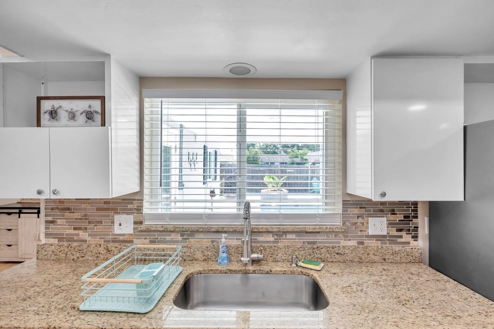 view from kitchen : Pool