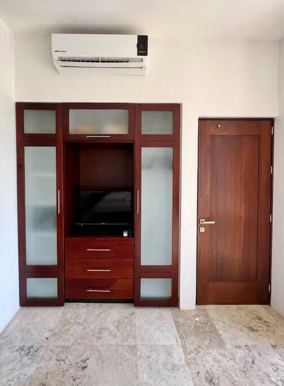 wardrobe in 2nd bedroom with TV