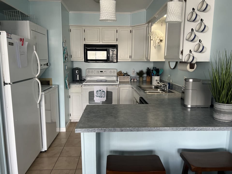 Full size appliances and washer/dryer
