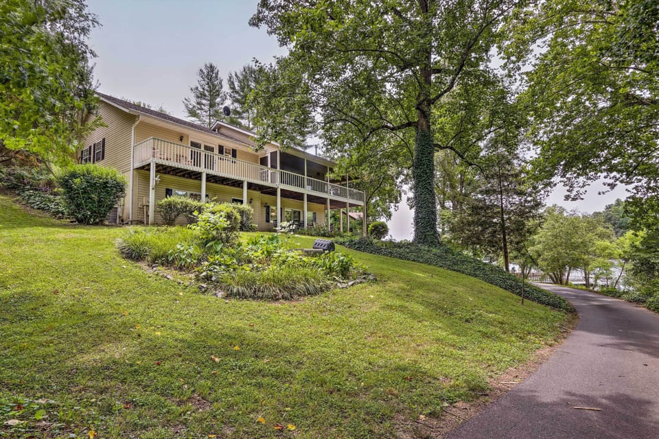 Home Exterior | 3,500 Sq Ft | Fire Pit | Brasstown Bald Mountain Views