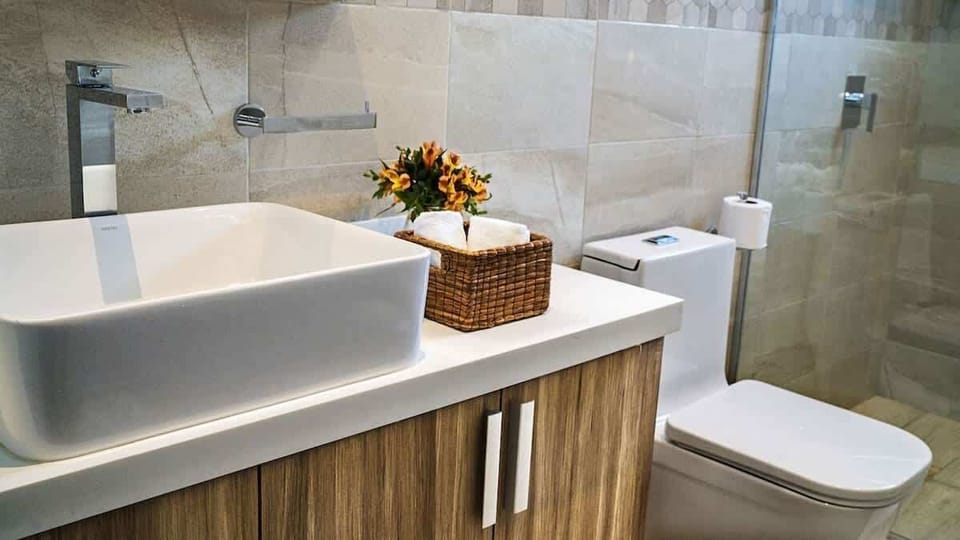 Baño completo con lavabo y flores