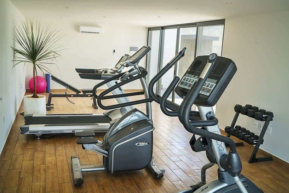 Gimnasio con caminadora y bicicleta