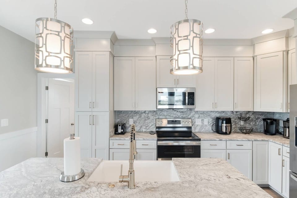 Large chef's kitchen to cook your favorite meals. Toaster, airfryer, Keurig