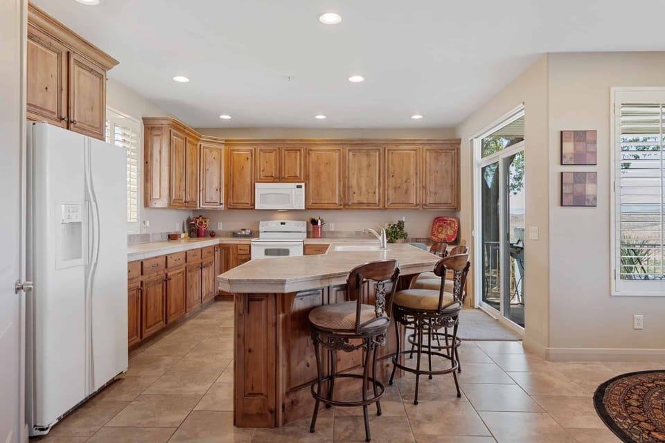 Condo, 3 Bedrooms | Private kitchen | Coffee/tea maker, fridge, oven, toaster
