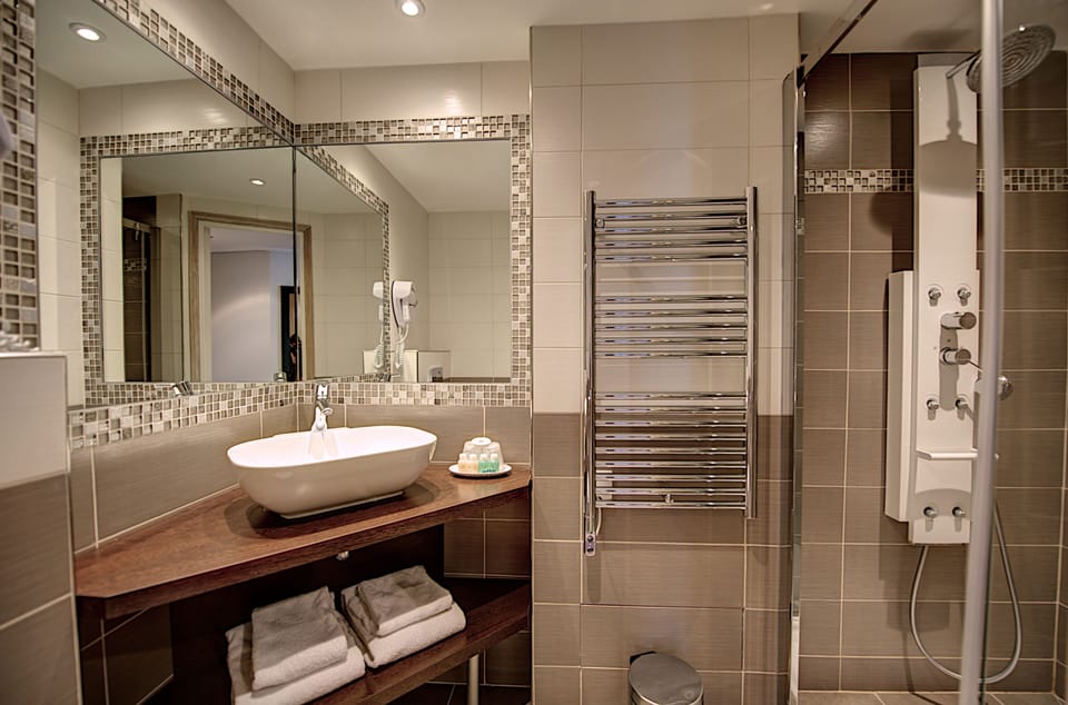 Superior Double Room | Bathroom | Free toiletries, hair dryer, towels