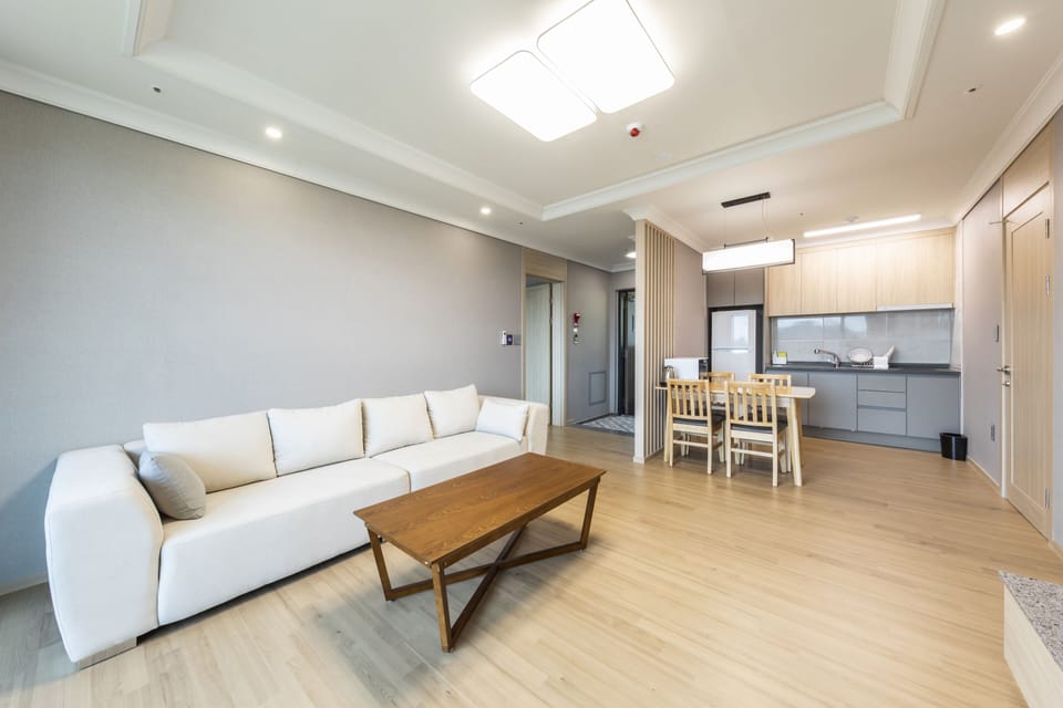 50-inch flat-screen TV with cable channels, heated floors