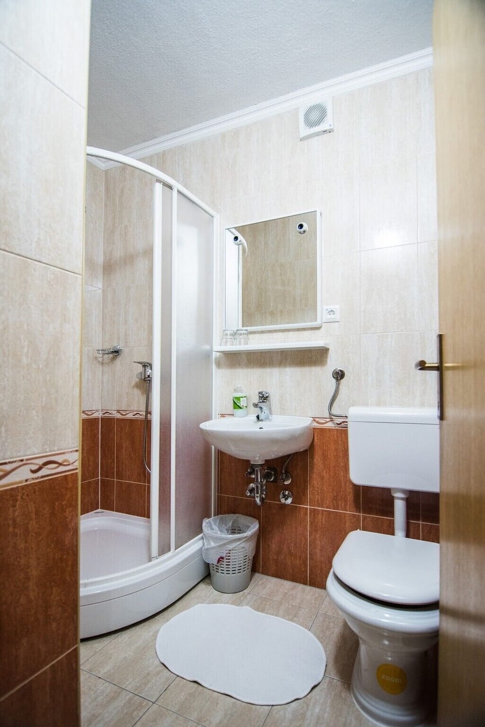Basic Double or Twin Room | Bathroom