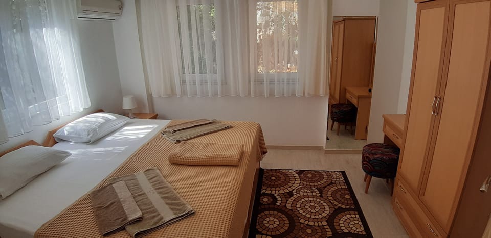 Classic Apartment, 1 King Bed, Non Smoking, Balcony | 1 bedroom, iron/ironing board, free WiFi