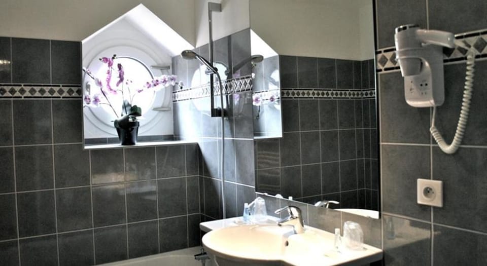 Bathtub, free toiletries, hair dryer, towels
