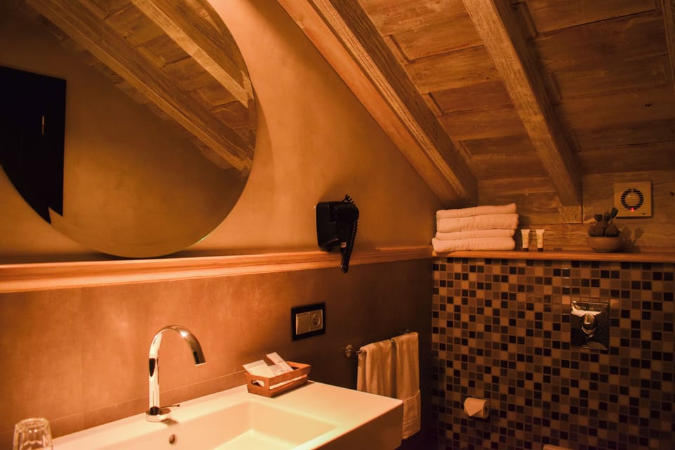 Superior Double Room | Bathroom | Free toiletries, hair dryer, towels, soap