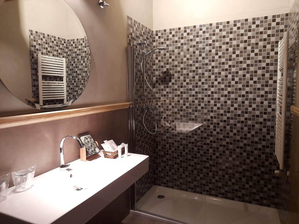 Superior Double Room | Bathroom | Free toiletries, hair dryer, towels, soap