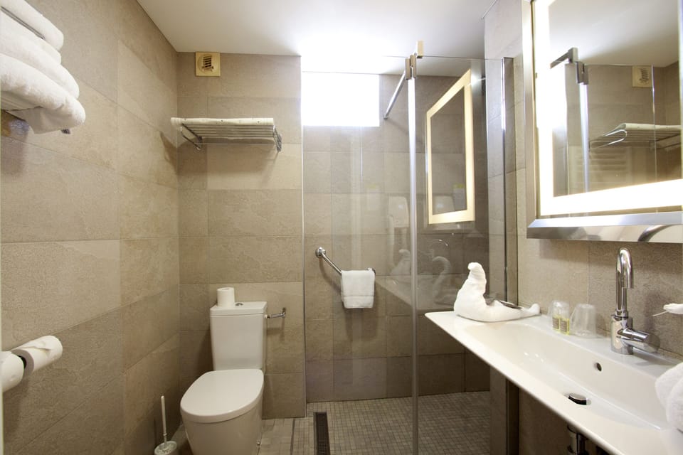Double Room | Bathroom | Free toiletries, hair dryer, towels