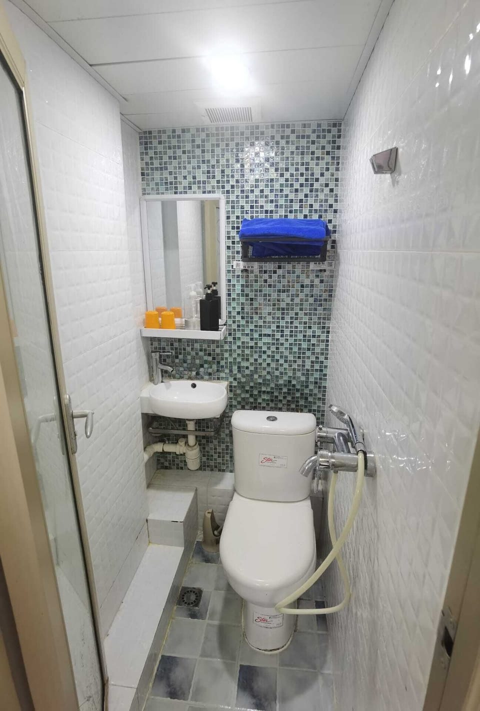 Standard Double Room | Bathroom | Shower, free toiletries, hair dryer, towels
