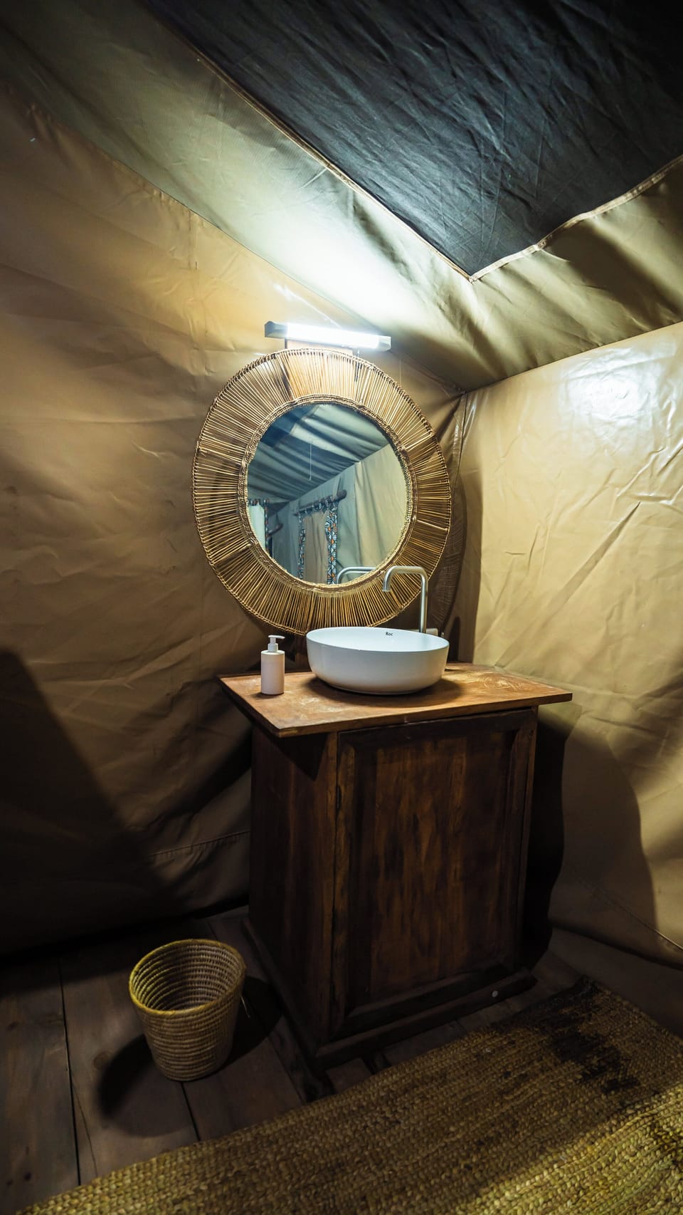 Luxury Tent | Bathroom | Towels, soap, shampoo, toilet paper