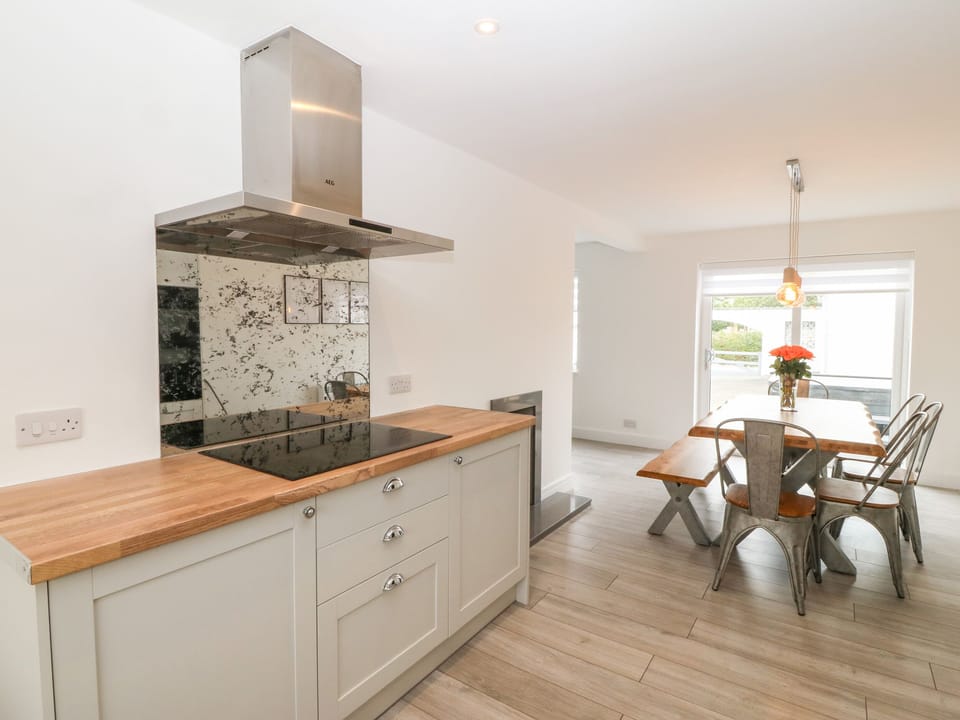 Cottage | Private kitchen | Fridge, dishwasher, electric kettle, toaster