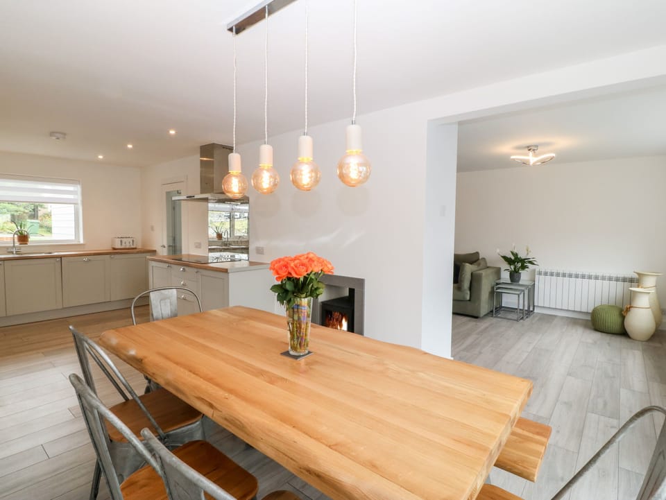 Cottage | Private kitchen | Fridge, dishwasher, electric kettle, toaster