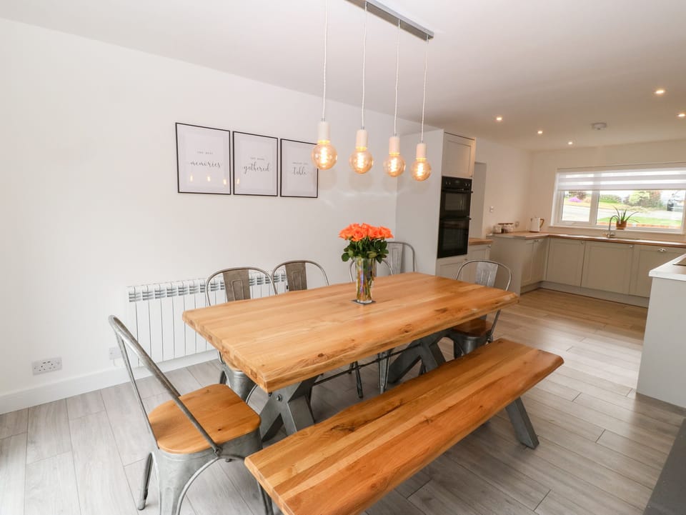 Cottage | Private kitchen | Fridge, dishwasher, electric kettle, toaster