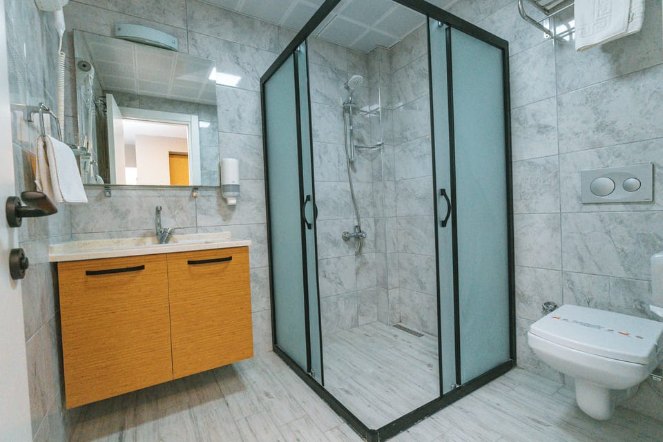 Standard Room | Bathroom | Shower, hair dryer, slippers, towels