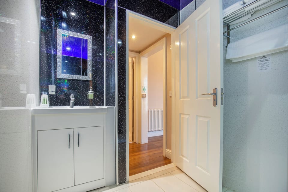 Deluxe Double Room | Bathroom | Towels