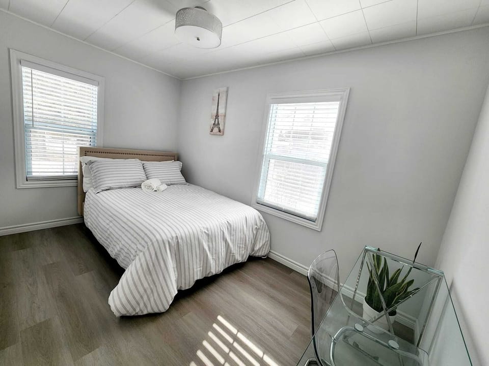 Gracious room, lots of light to relax or do work