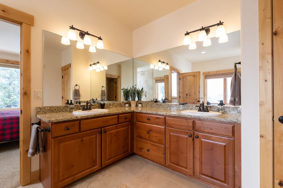 Main bathroom with double sink, lots of counter space and new luxury towels.