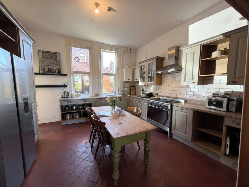 Cottage | Private kitchen | Fridge, cookware/dishes/utensils