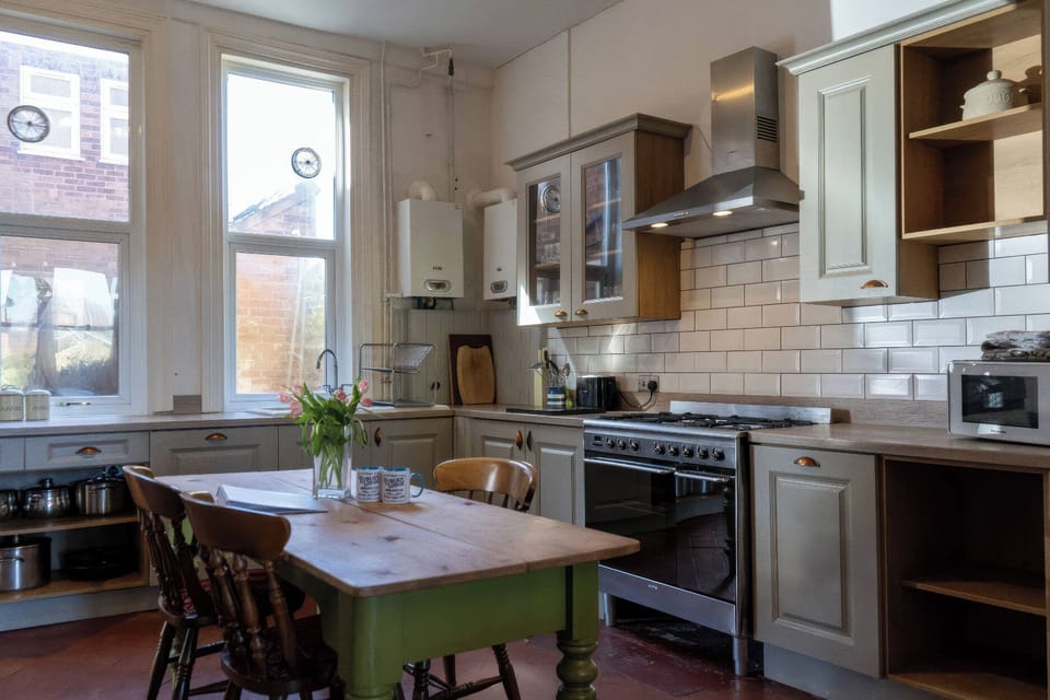 Cottage | Private kitchen | Fridge, cookware/dishes/utensils