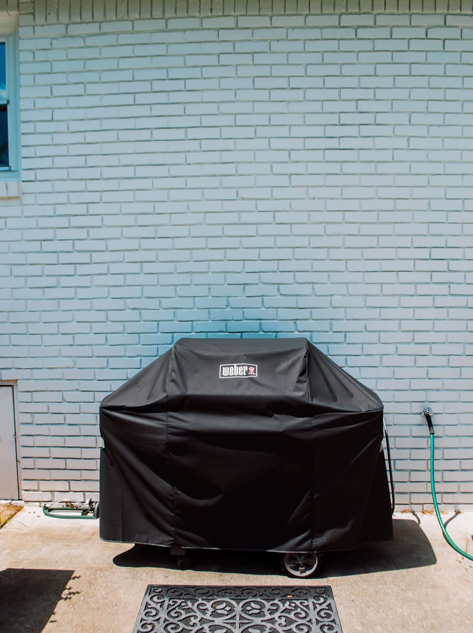 Gas grill for guest use