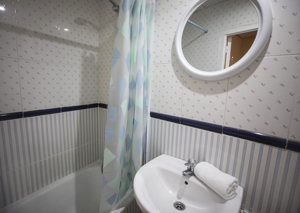 Double Room | Bathroom | Free toiletries, hair dryer, towels
