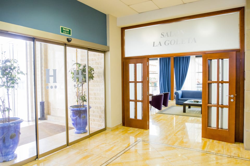Apartamentos Turísticos Biarritz Bloque I Hotel in Safor