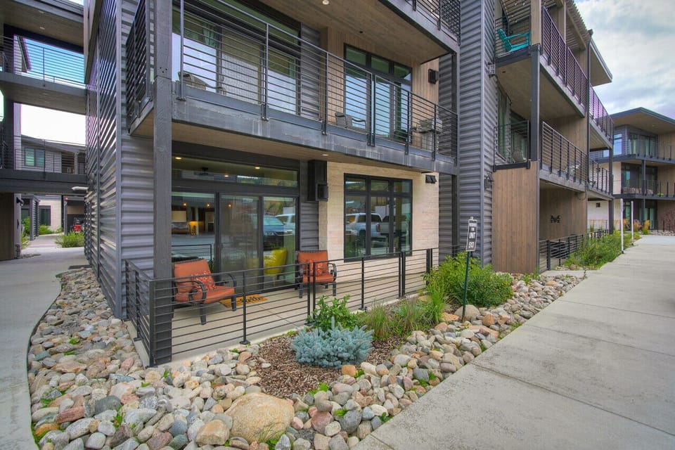 Ground level unit with flat side walk to enter