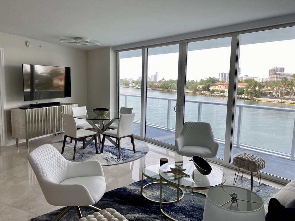 Front row water views from Living room and Dinning room w/ balcony