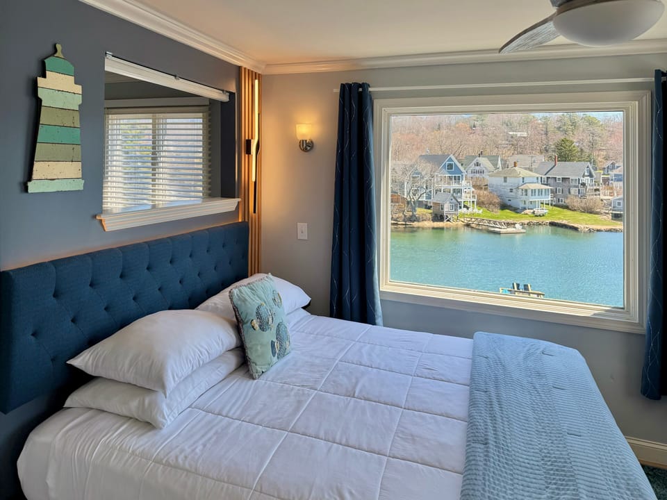 Deluxe Room, 1 King Bed, Harbor View, Oceanfront | Egyptian cotton sheets, premium bedding, pillowtop beds