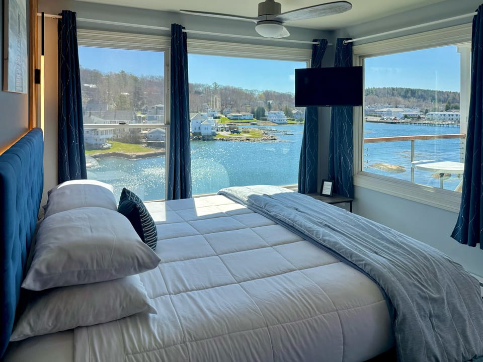Deluxe Room, 1 King Bed, Harbor View, Oceanfront | Egyptian cotton sheets, premium bedding, pillowtop beds