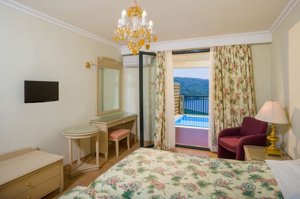 In-room safe, desk, WiFi (free), bed sheets