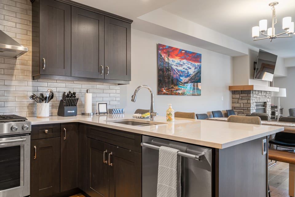 Kitchen, breakfast bar